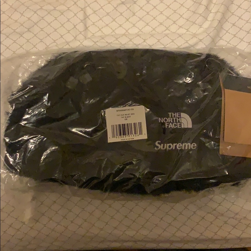 NWT SUPREME X North Face faux fur Fanny pack black